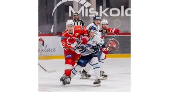 A jégpálya takarítás nehézségei: hogyan tüntessük el a rugalmas padozatról a korcsolyaél nyomát és miként távolítsuk el a korongnyomokat a plexiről?